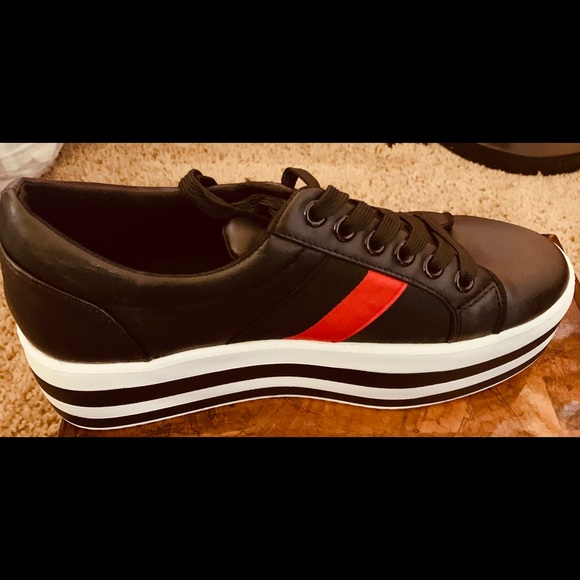 Platform tennis shoes - Picture 2 of 3